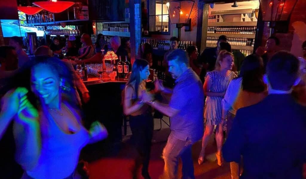 Indulge in the Vibrant Bar Scene of Houston City