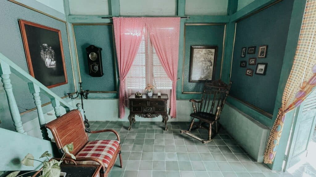 Wallcovering Or Wallpaper-Repair